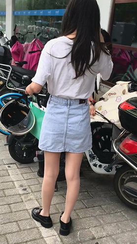 牛仔裙小姐姐