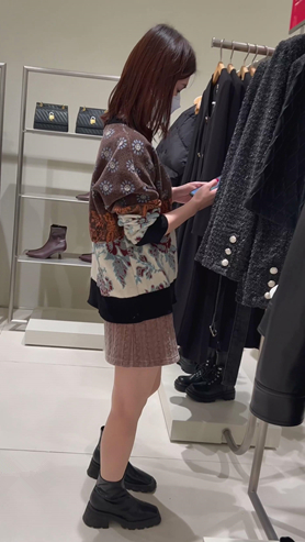 买衣服的小姐姐