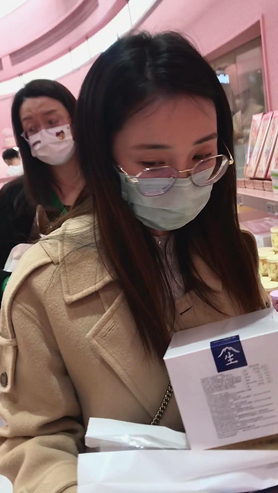 戴眼镜的小姐姐
