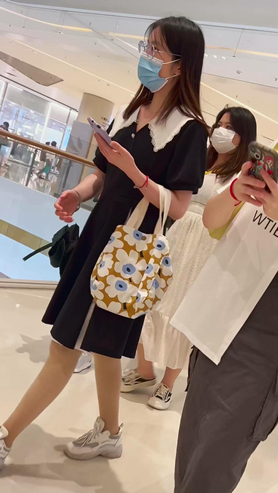 戴眼镜的黑裙美女