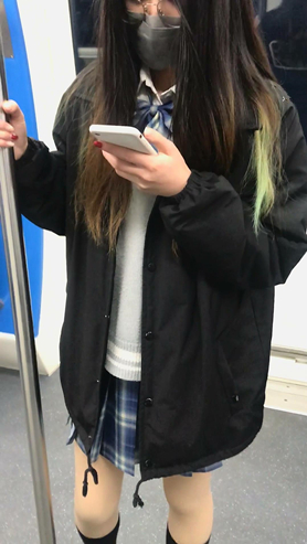 玩手机的美女