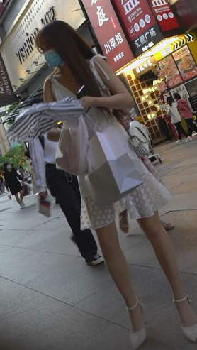 高跟白裙美女