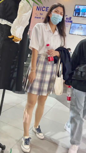 百褶裙小姐姐