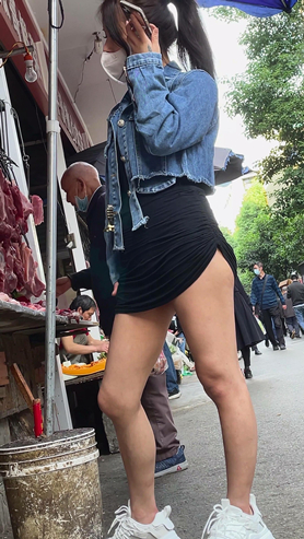 黑色包臀裙美眉