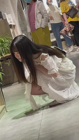 白裙美女