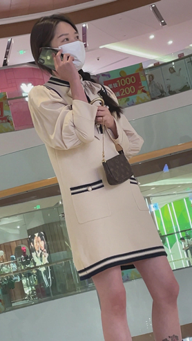 打电话的小姐姐
