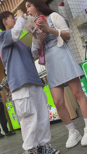 吃小吃的妹子