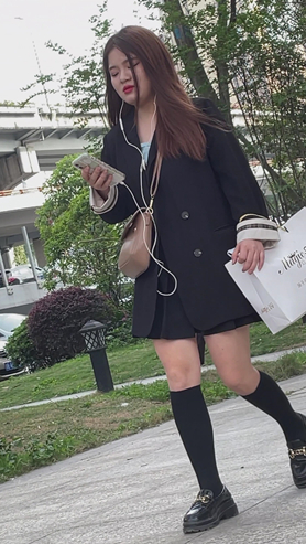 听歌的黑裙美女