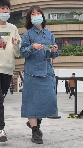 牛仔裙美女