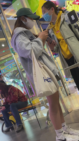 玩手机的小姐姐