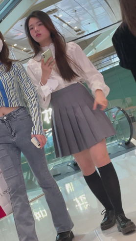 百褶裙美女