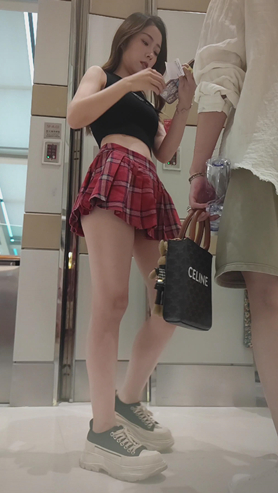 红色百褶裙美女