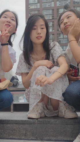 台阶上拍照的小姐姐