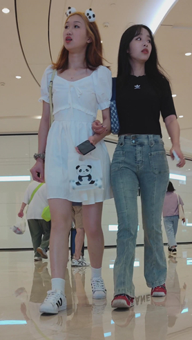 白裙小姐姐
