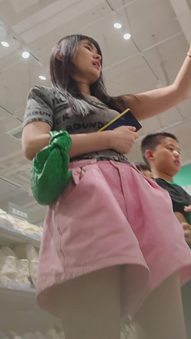 粉色热裤美女