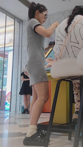 灰裙美女