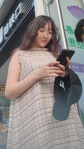 连衣裙妹子