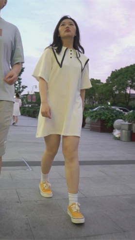 白裙美女