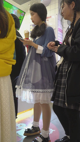 吃冰淇淋的小美女