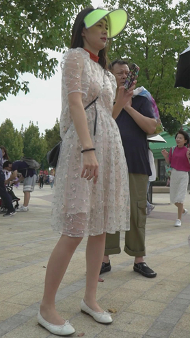 白色连衣长裙美女