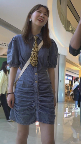 很开心的美女