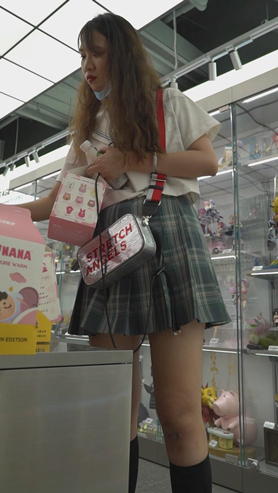 漂亮的百褶裙美女