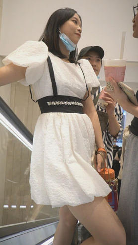 白裙美女