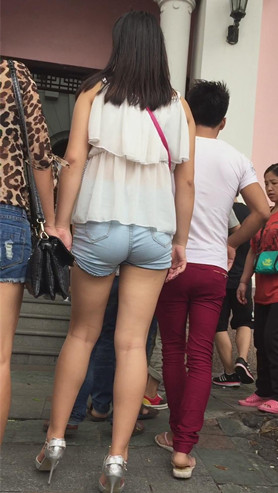 牛仔热裤紧身妹子