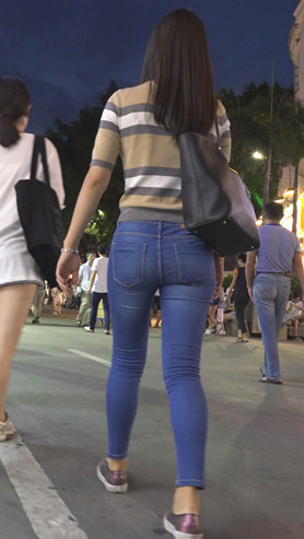蓝色牛仔紧身裤小姐姐