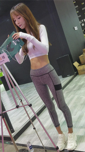 苗条的灰色紧身美女