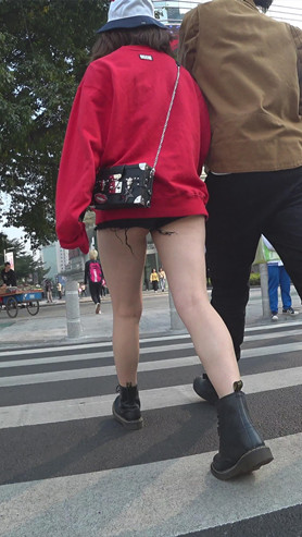 红衣黑色热裤美女