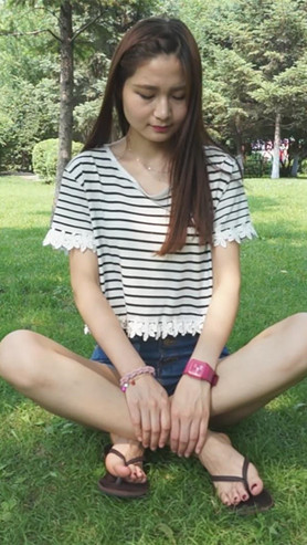 草地上的美足小姐姐