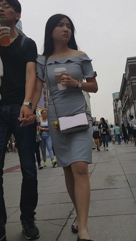 长发灰色连体裙小姐姐