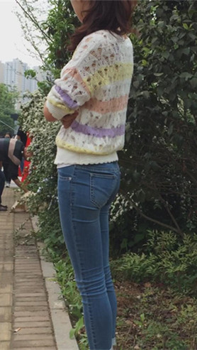 等车的牛仔裤妹子