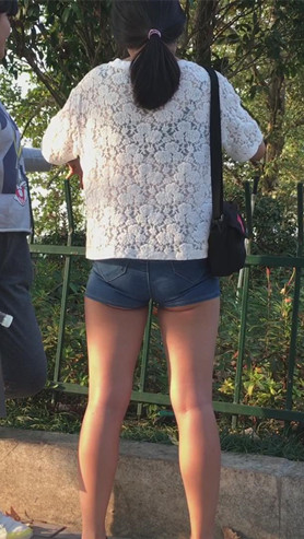 牛仔热裤妹子