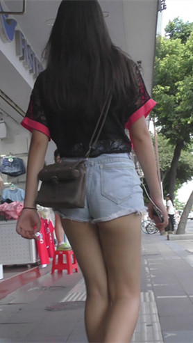 牛仔短裤妹子