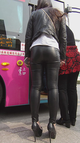 等公交车的高跟皮裤女孩