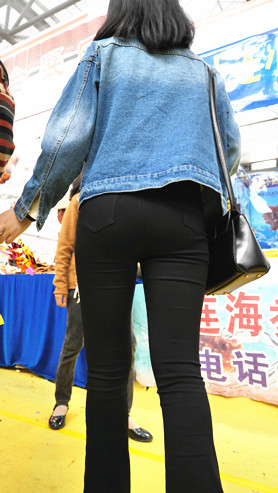 黑色紧身裤妹子