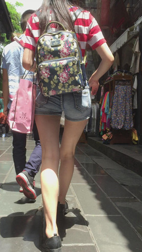 热裤牛仔妹子
