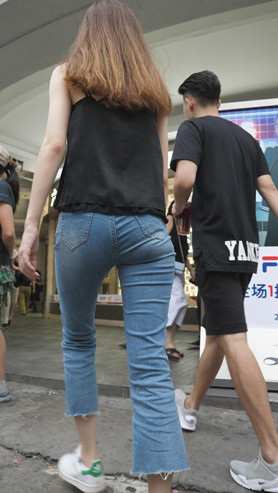 紧身牛仔裤小姐姐