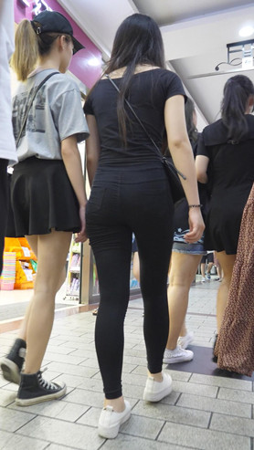 黑裤牛仔妹子
