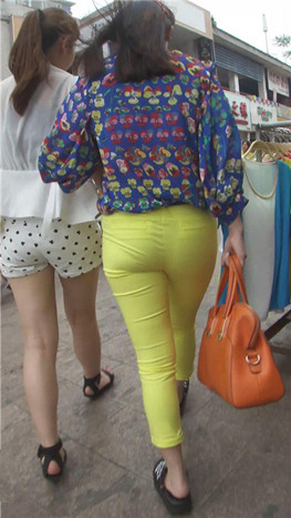 和闺蜜逛街的黄裤紧身妹子