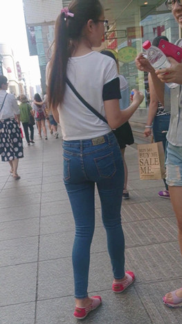 紧身牛仔妹子