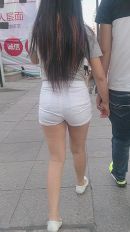 长发白热裤妹子