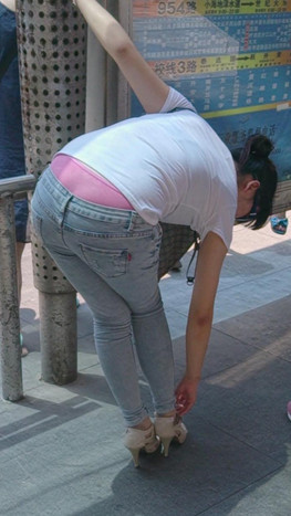 紧身蓝牛美妇