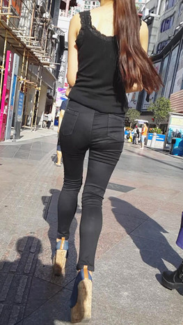 紧身黑裤高跟美女