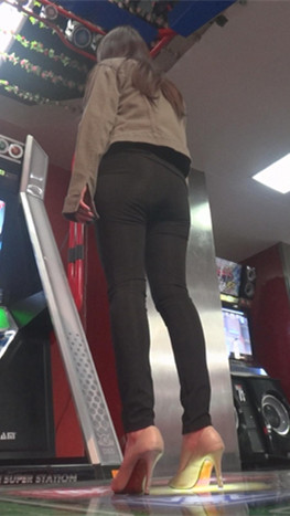 漂亮的黑裤紧身小美女