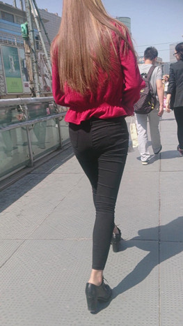 红衣黑裤黄发美女