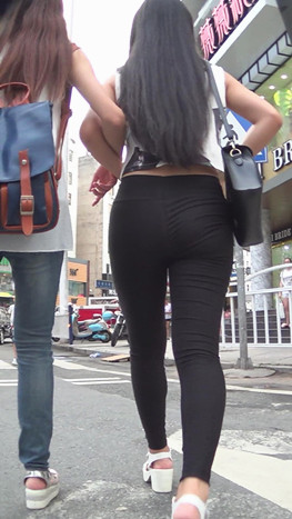 黑色紧身裤露腰美女