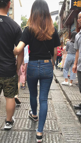 蓝色牛仔裤妹子